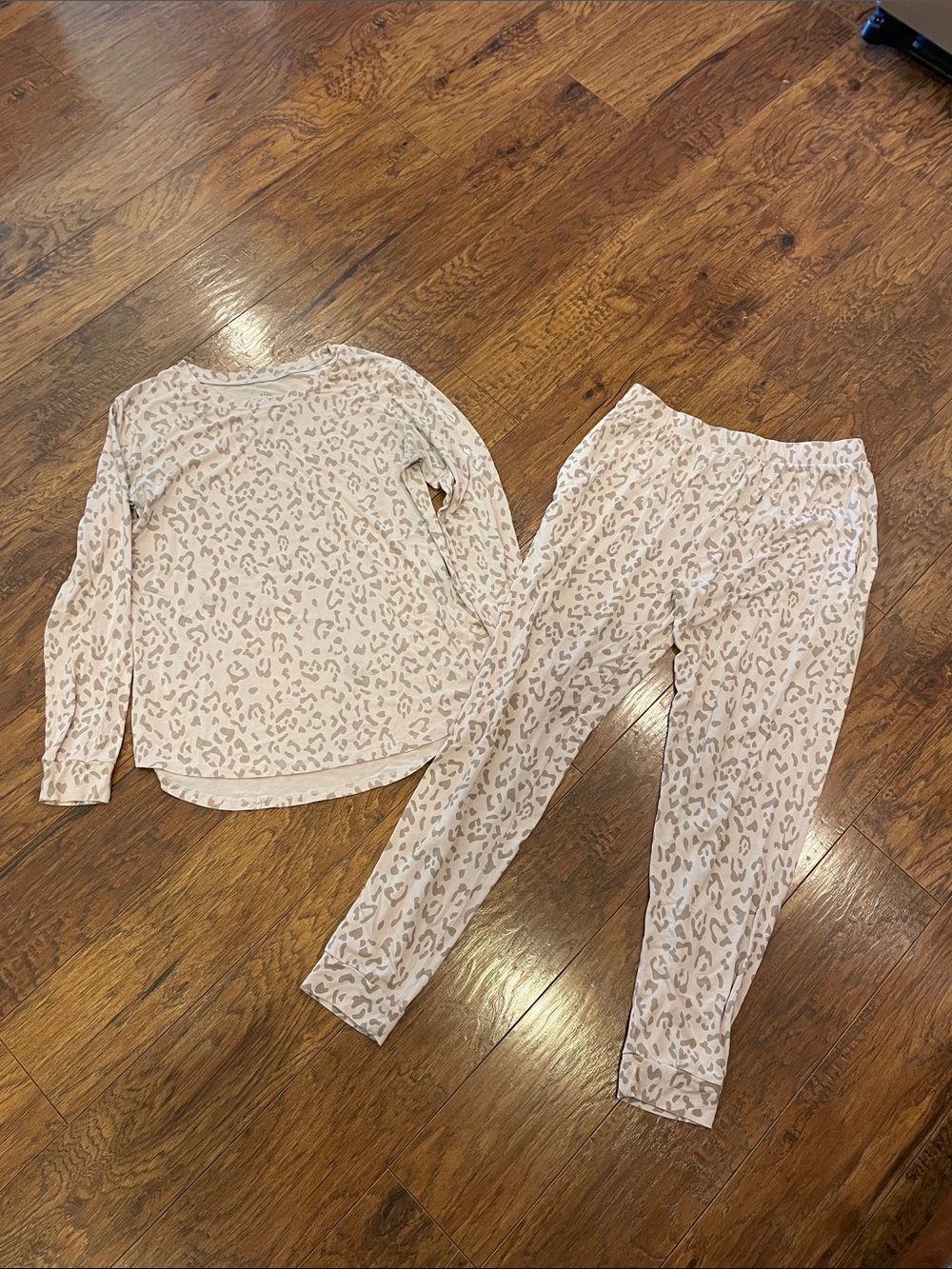 Kyte Women's Jogger Pajama Set Lounge Set in Blush & Tan Leopard Print Size M